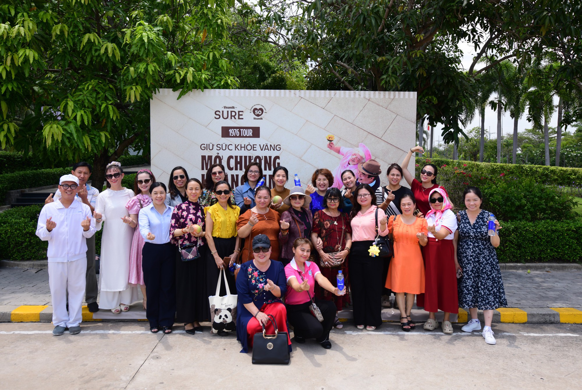 Vinamilk đ&oacute;n thế hệ 'đồng ni&ecirc;n' tham quan nh&agrave; m&aacute;y với lời hứa chăm s&oacute;c sức khỏe bằng dinh dưỡng chất lượng- Ảnh 1.