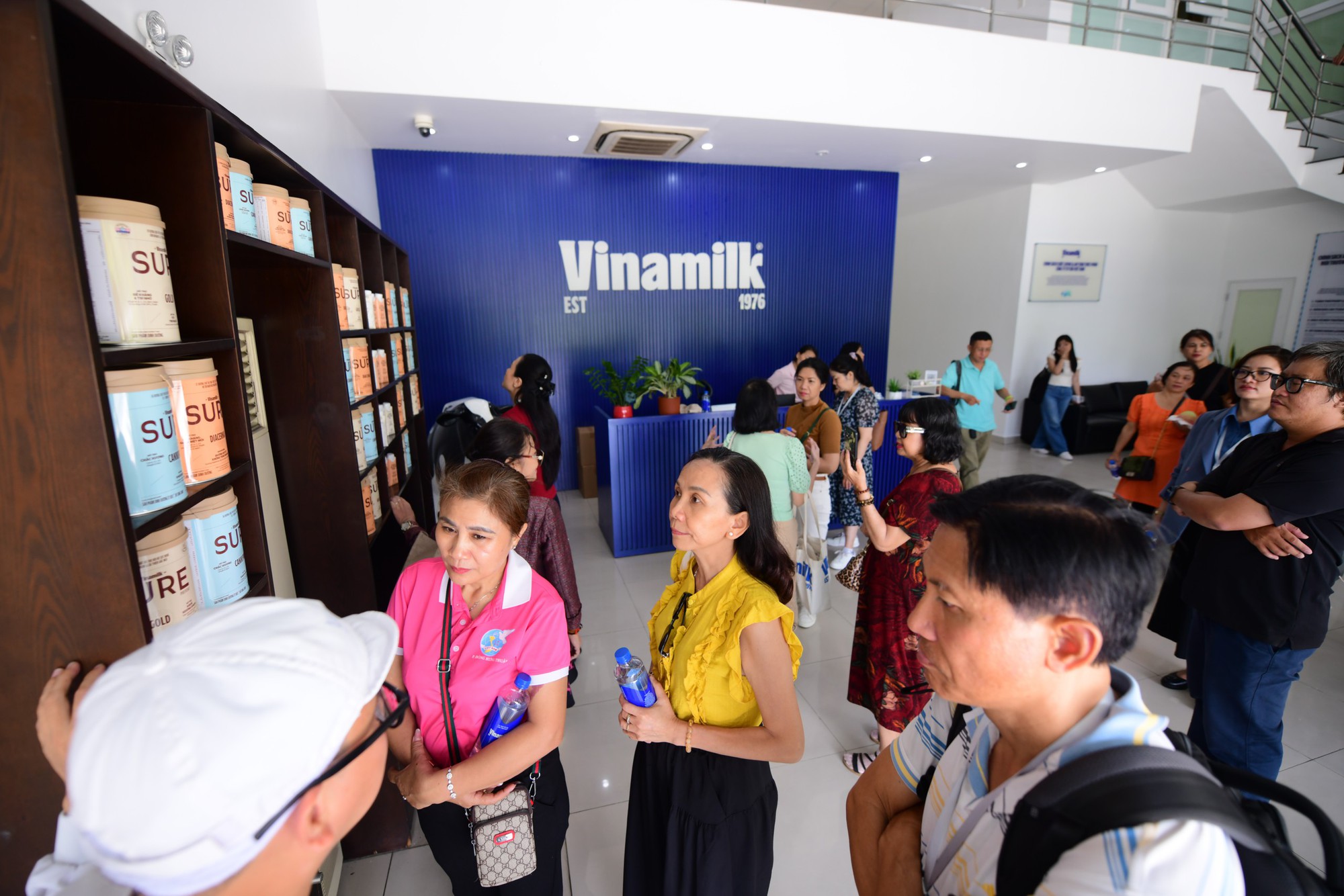 Vinamilk đ&oacute;n thế hệ 'đồng ni&ecirc;n' tham quan nh&agrave; m&aacute;y với lời hứa chăm s&oacute;c sức khỏe bằng dinh dưỡng chất lượng- Ảnh 2.