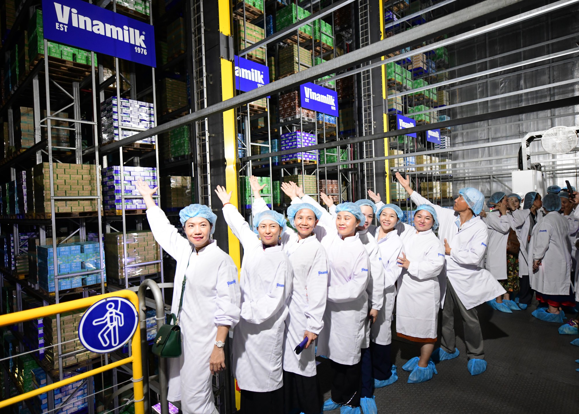 Vinamilk đ&oacute;n thế hệ 'đồng ni&ecirc;n' tham quan nh&agrave; m&aacute;y với lời hứa chăm s&oacute;c sức khỏe bằng dinh dưỡng chất lượng- Ảnh 4.