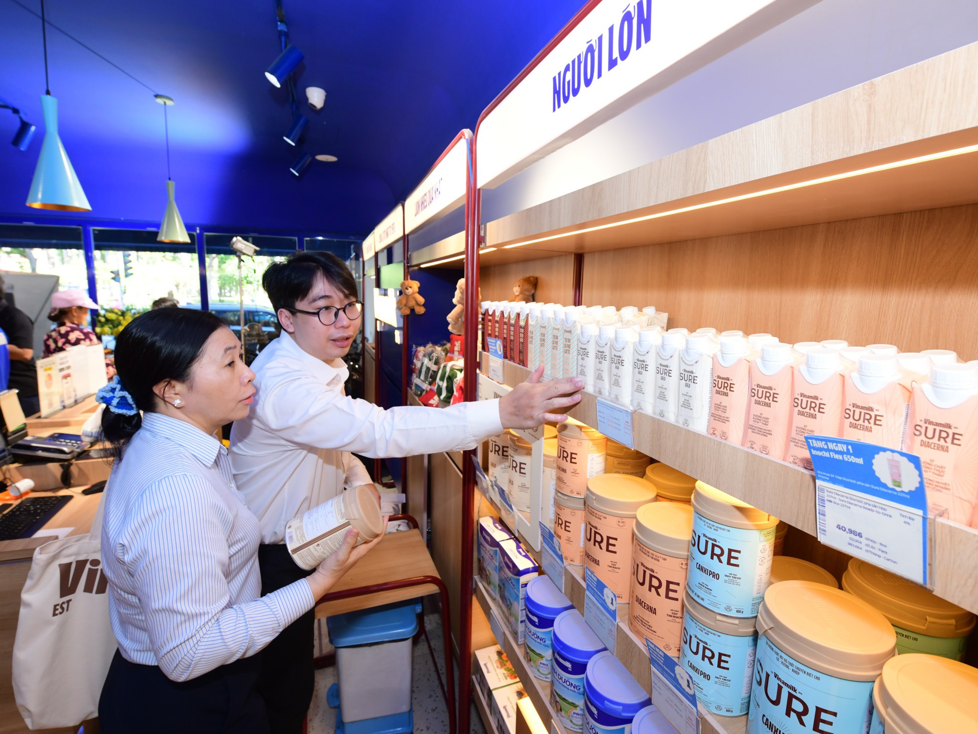 Vinamilk đ&oacute;n thế hệ 'đồng ni&ecirc;n' tham quan nh&agrave; m&aacute;y với lời hứa chăm s&oacute;c sức khỏe bằng dinh dưỡng chất lượng- Ảnh 6.