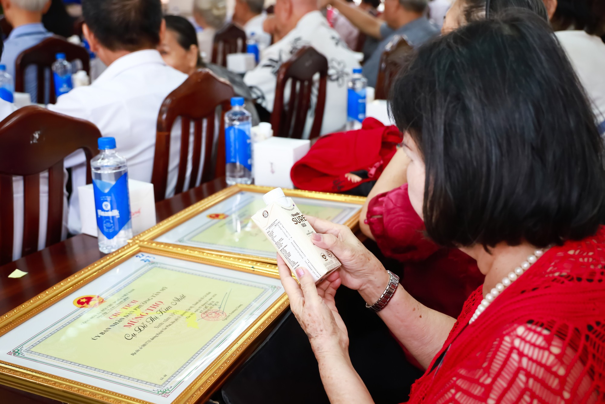 Vinamilk đ&oacute;n thế hệ 'đồng ni&ecirc;n' tham quan nh&agrave; m&aacute;y với lời hứa chăm s&oacute;c sức khỏe bằng dinh dưỡng chất lượng- Ảnh 7.