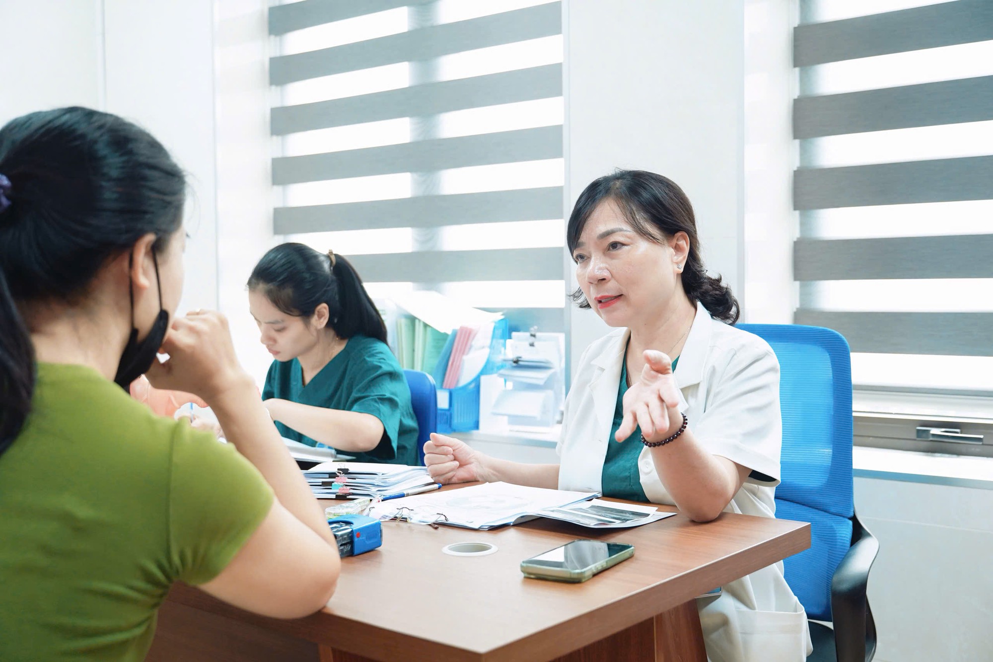Chỉ vợ đi kh&aacute;m hiếm muộn nhưng 40% nguy&ecirc;n nh&acirc;n lại c&oacute; thể đến từ chồng- Ảnh 1.