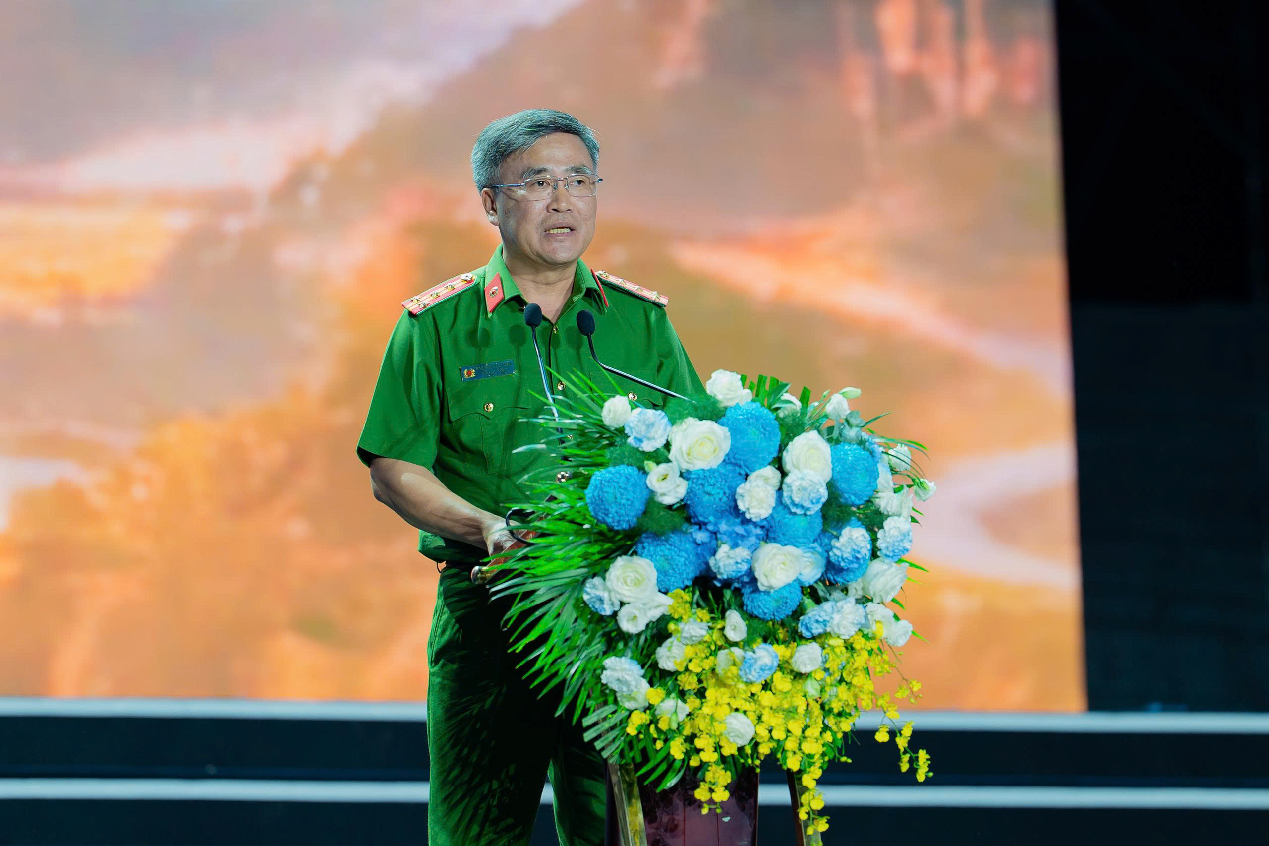 Hơn 12.000 kh&aacute;n giả tham dự chương tr&igrave;nh nghệ thuật 'Điện Bi&ecirc;n &ndash; Mạch nguồn b&igrave;nh y&ecirc;n &ndash; V&igrave; cộng đồng kh&ocirc;ng ma t&uacute;y' - Ảnh 2.