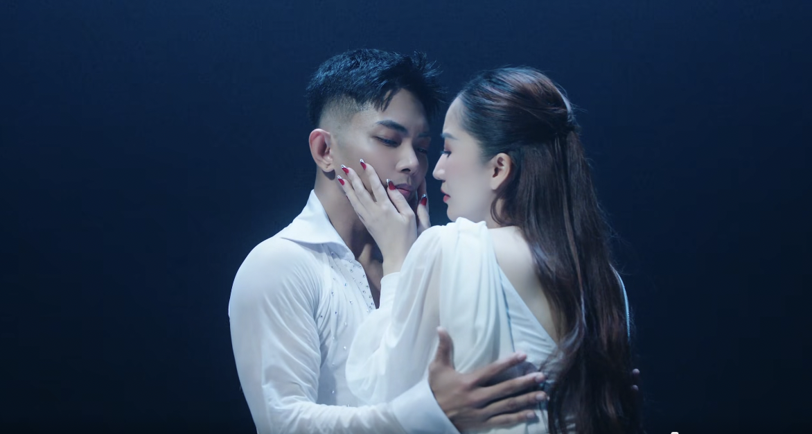 Kh&aacute;nh Thi v&agrave; Phan Hiển nhảy rumba tr&ecirc;n nước c&ugrave;ng b&eacute; Gạo tại concert 2026 - Ảnh 11.
