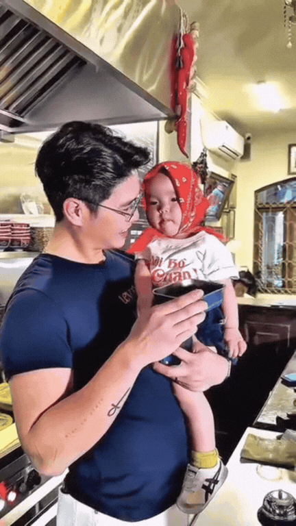 Con g&aacute;i Ng&ocirc; Thanh V&acirc;n &ldquo; l&agrave;m việc &rdquo; sau chuyến đi Na Uy , biểu cảm đ&aacute;ng y&ecirc;u của b&eacute; Gạo - Ảnh 2.