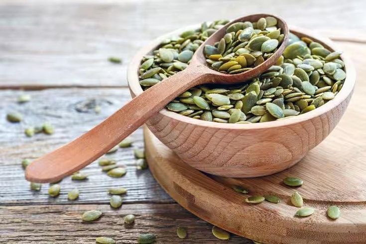Hạt bí ngô có tác dụng gì? Ăn bao nhiêu mỗi ngày? Người tăng huyết áp nên chọn loại nào? - Ảnh 4.