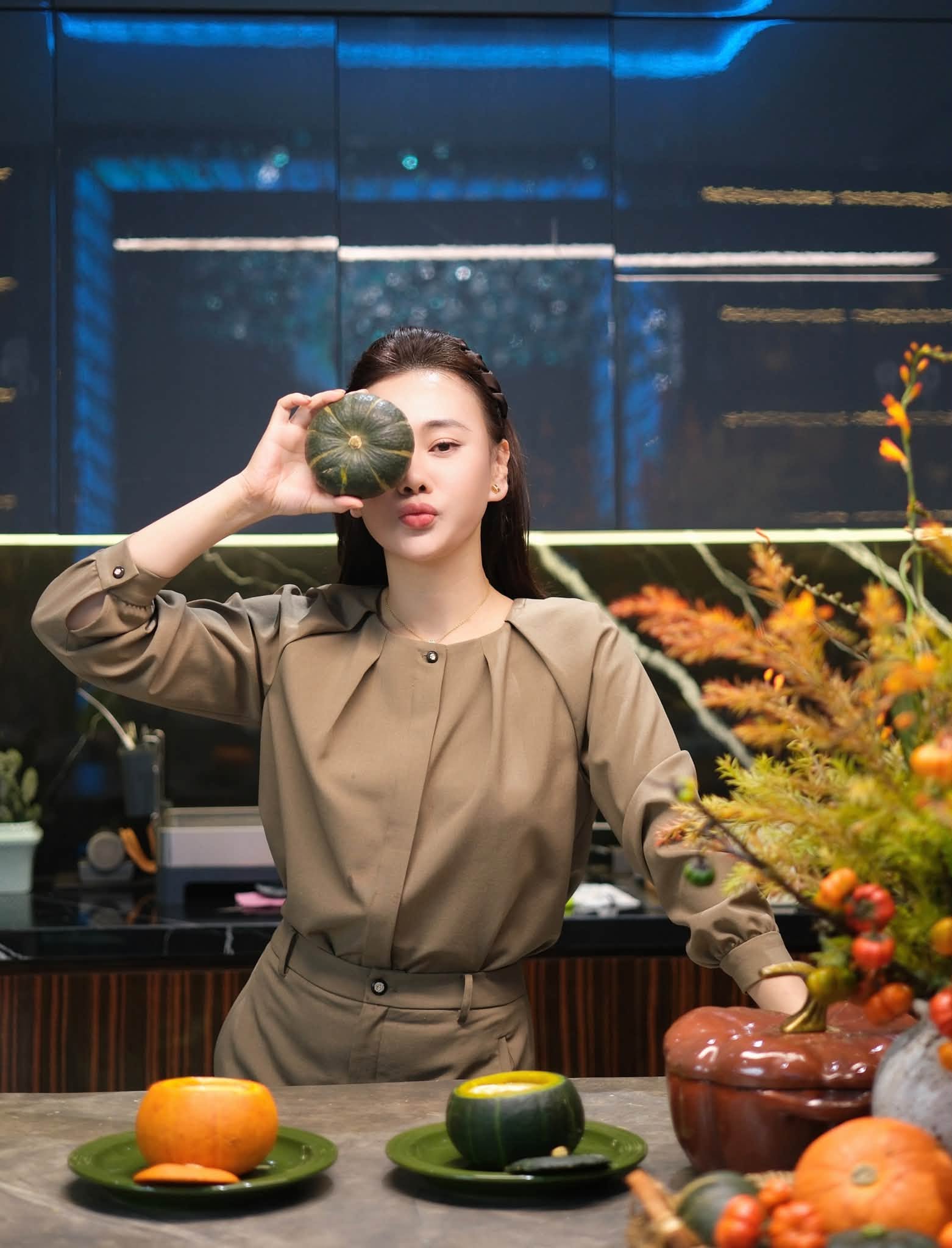 Phương Oanh g&acirc;y ch&uacute; &yacute; khi khoe ảnh m&ugrave;a thu H&agrave; Nội - Ảnh 4.