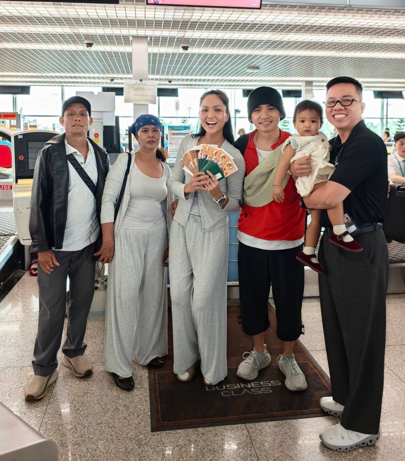 Mẹ ruột H'Hen Ni&ecirc; g&acirc;y ch&uacute; &yacute; khi lần đầu đến Ch&acirc;u &Acirc;u - Ảnh 9.