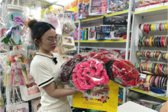 Thị trường 'hoa kh&ocirc;ng h&eacute;o' dịp 20/10: Sức h&uacute;t từ những m&oacute;n qu&agrave; lưu giữ l&acirc;u d&agrave;i - Ảnh 2.