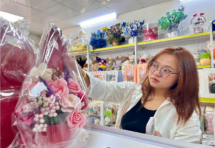 Thị trường 'hoa kh&ocirc;ng h&eacute;o' dịp 20/10: Sức h&uacute;t từ những m&oacute;n qu&agrave; lưu giữ l&acirc;u d&agrave;i - Ảnh 3.