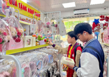 Thị trường 'hoa kh&ocirc;ng h&eacute;o' dịp 20/10: Sức h&uacute;t từ những m&oacute;n qu&agrave; lưu giữ l&acirc;u d&agrave;i - Ảnh 7.
