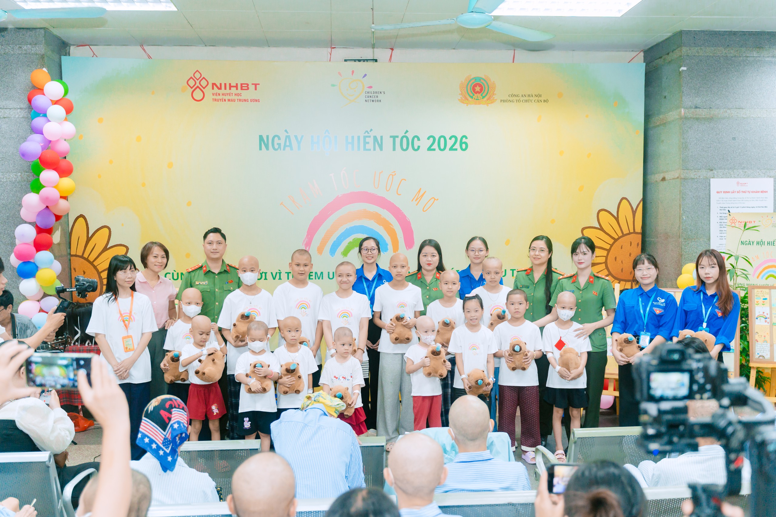 Hơn 1.100 bộ tóc được trao tặng tại Ngày hội “Trạm tóc ước mơ 2026”: Đong đầy nụ cười tại ngày hội hiến tóc cho bệnh nhân ung thư - Ảnh 1.
