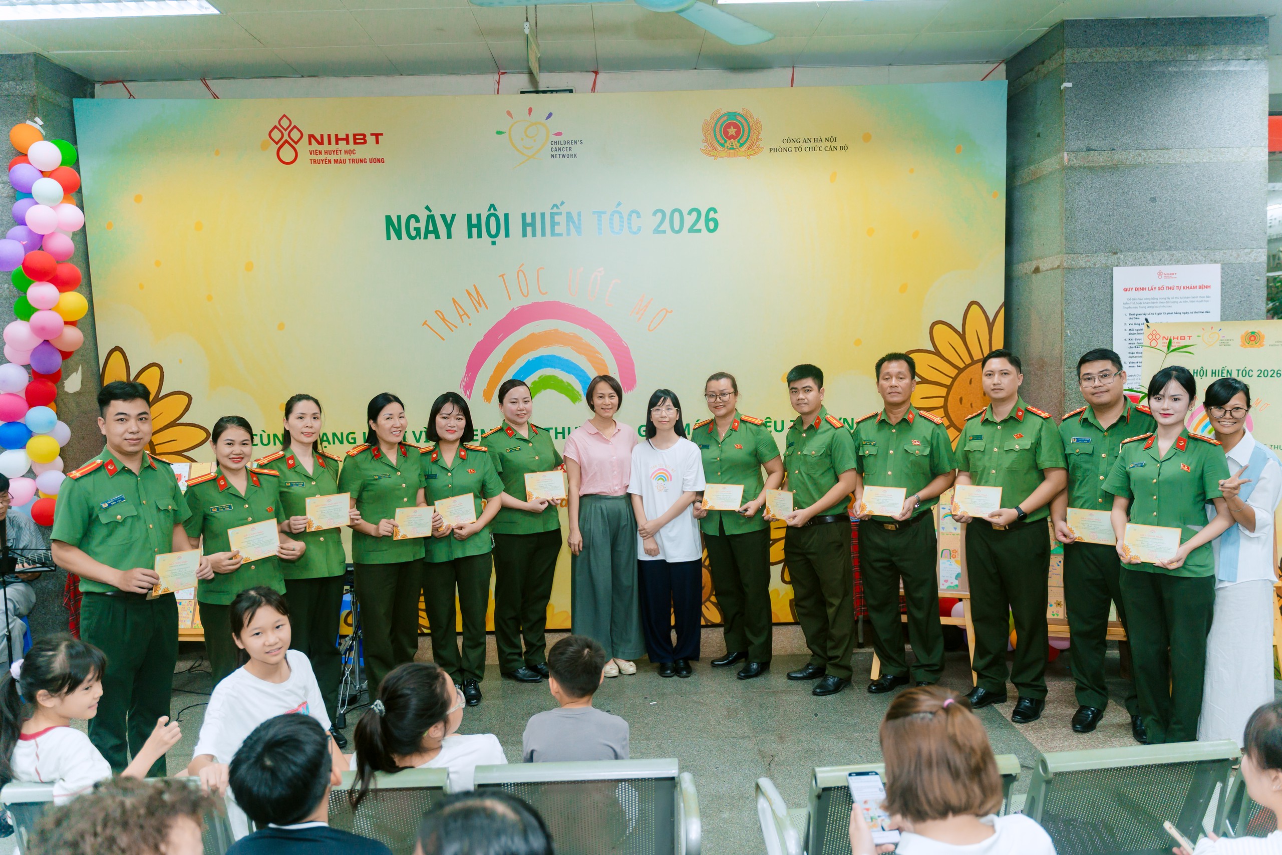 Hơn 1.100 bộ tóc được trao tặng tại Ngày hội “Trạm tóc ước mơ 2026”: Đong đầy nụ cười tại ngày hội hiến tóc cho bệnh nhân ung thư - Ảnh 12.