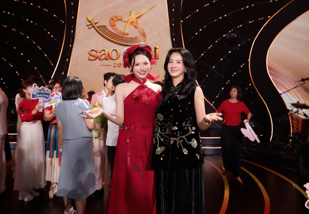 Võ Hạ Trâm khen thí sinh Sao Mai Đoàn Linh sáng sân khấu, biểu diễn liêu trai ma mị - Ảnh 4.