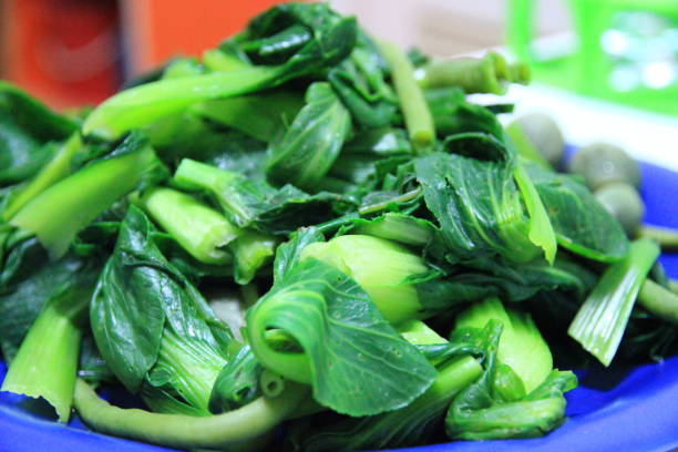 Luộc rau nên đậy vung hay mở vung để rau giữ màu xanh - Ảnh 2.