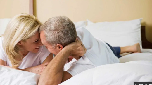 Những giải ph&aacute;p c&oacute; thể gi&uacute;p t&igrave;nh dục sau m&atilde;n kinh trở n&ecirc;n thoải m&aacute;i hơn - Ảnh 2.