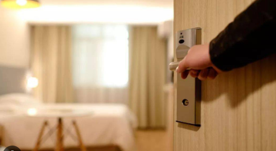 Đóng cửa khi ngủ ban đêm, lợi ích về an toàn mà ít người để ý - Ảnh 2.