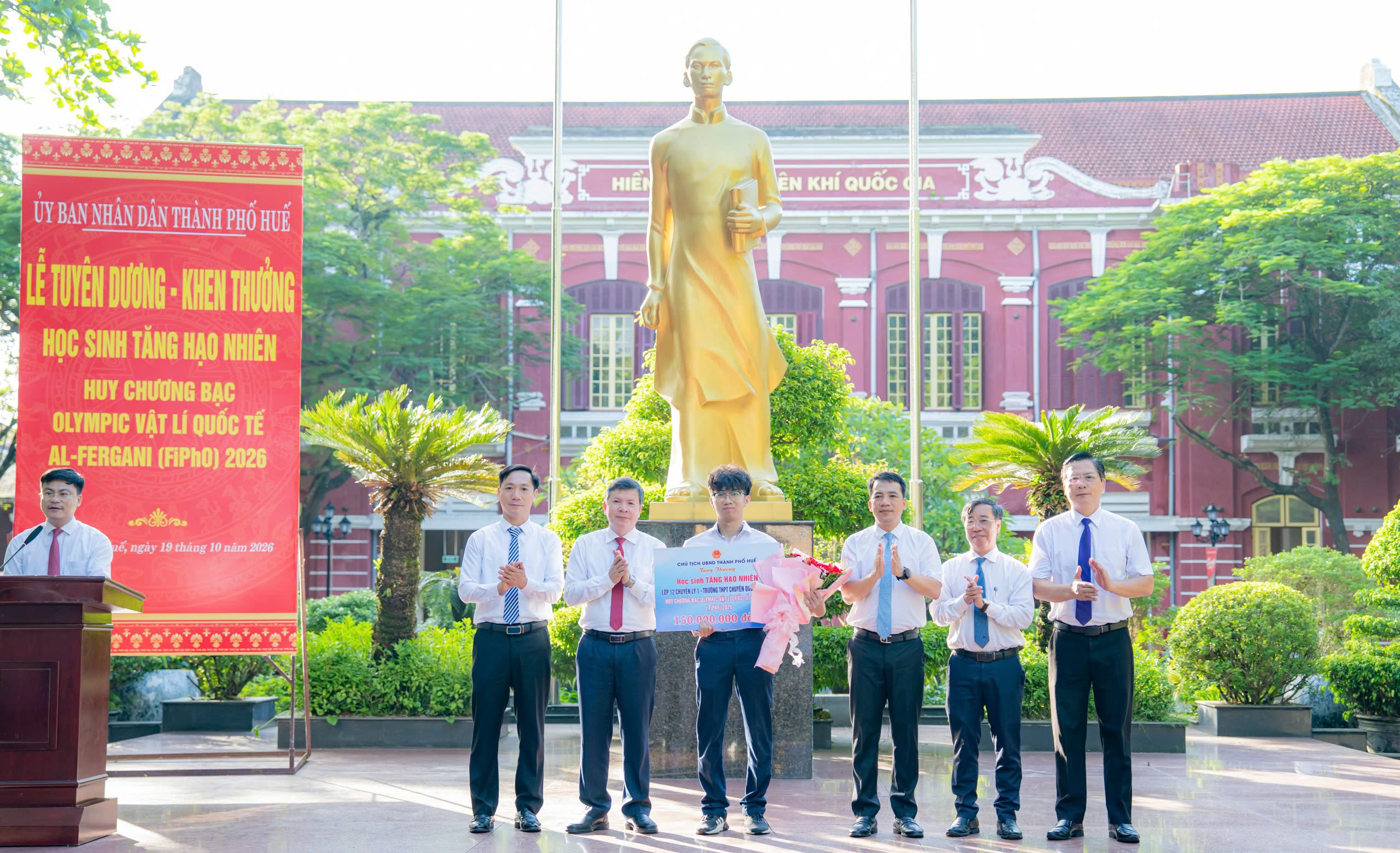 Khen thưởng học sinh Quốc Học Huế giành Huy chương tại Olympic Vật lí quốc tế - Ảnh 1.