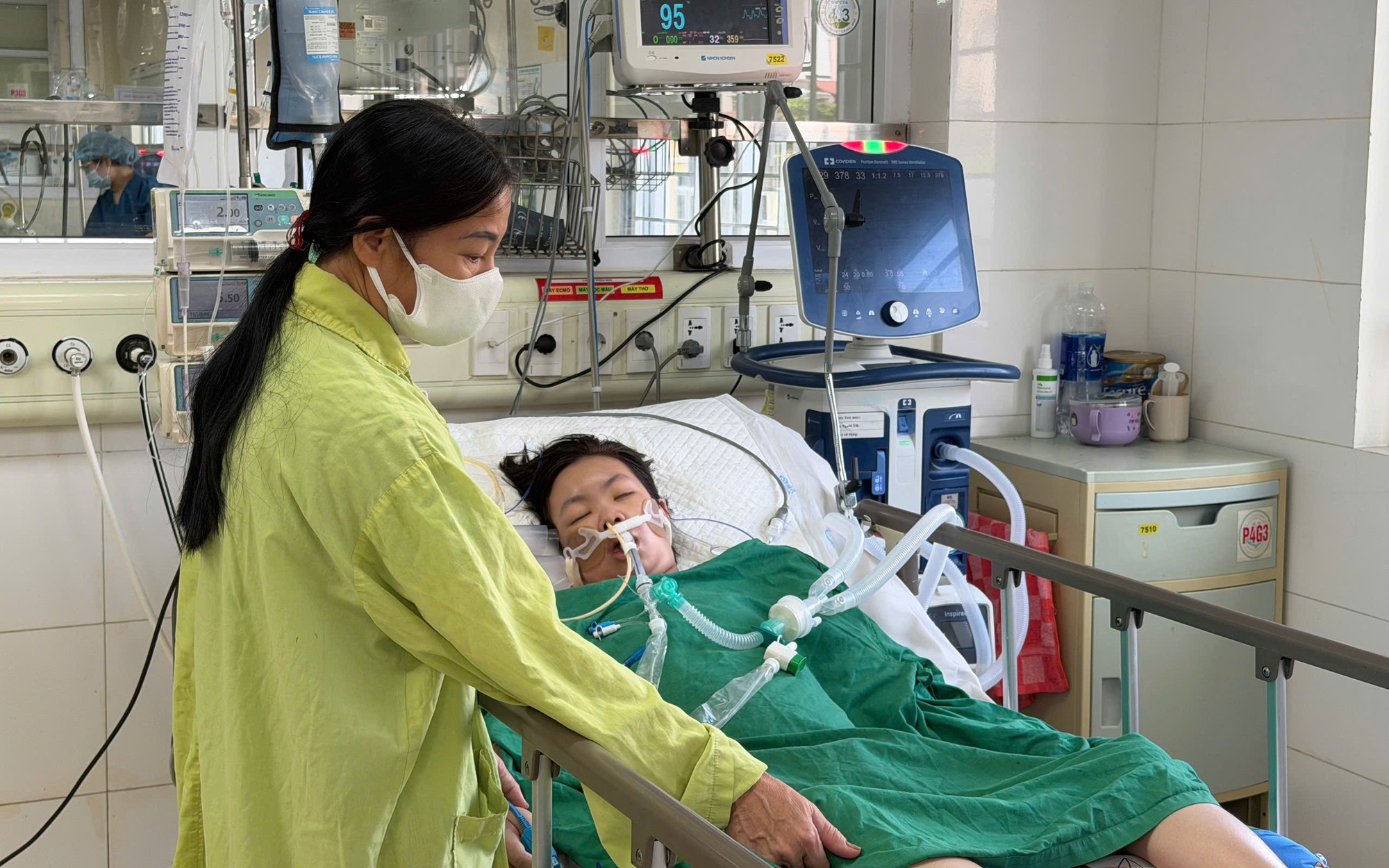 MS 1021: Mẹ l&agrave;m phụ hồ nu&ocirc;i 3 con, bất lực nh&igrave;n con trai 10 tuổi cần phẫu thuật sau tai nạn - Ảnh 1.