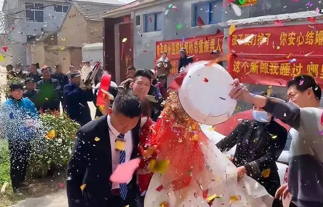 C&ocirc; d&acirc;u chết lặng khi nh&igrave;n thấy m&oacute;n qu&agrave; cưới t&igrave;nh cũ gửi cho ch&uacute; rể - Ảnh 1.