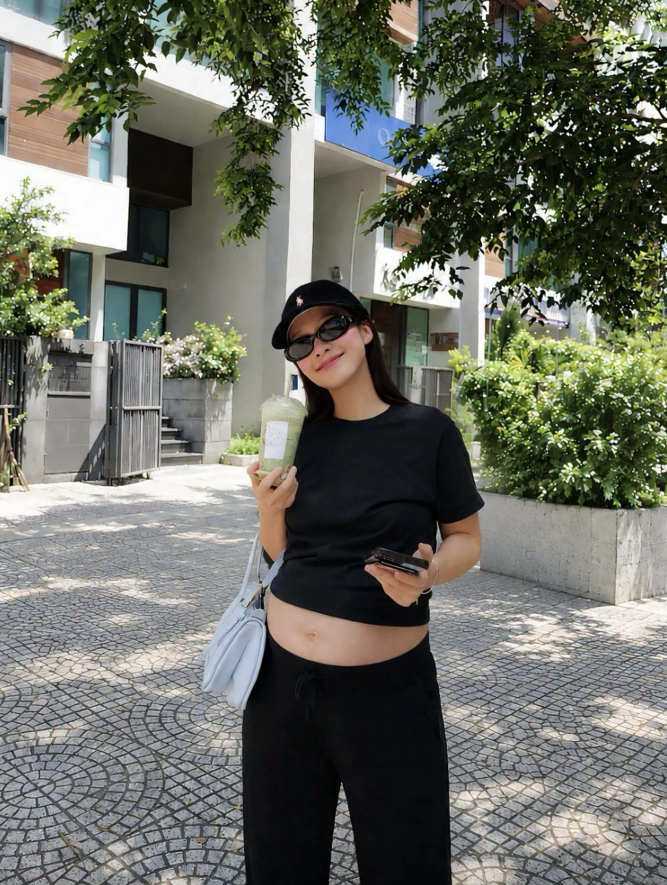 Sắc v&oacute;c Khả Ng&acirc;n mang thai con đầu l&ograve;ng với Nhan Ph&uacute;c Vinh - Ảnh 3.