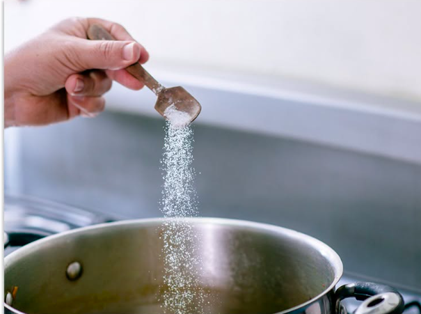 Luộc trứng cho muối hay giấm v&agrave;o nước: Mẹo n&agrave;o gi&uacute;p r&oacute;c vỏ, l&ograve;ng đỏ kh&ocirc;ng bị th&acirc;m? - Ảnh 2.