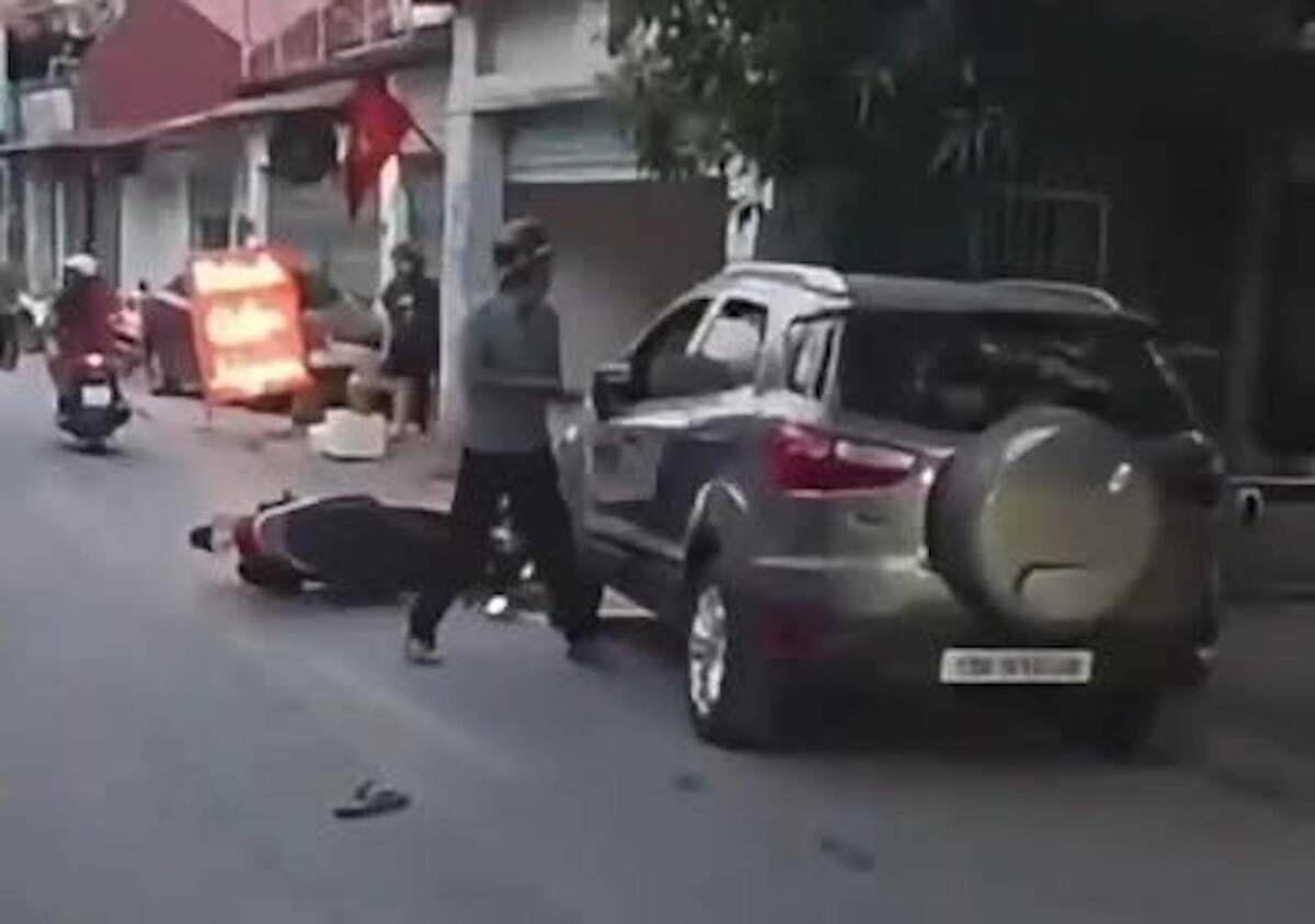 L&agrave;o Cai: Khởi tố t&agrave;i xế Lexus tăng ga bỏ chạy khi l&agrave;m việc với CSGT - Ảnh 3.
