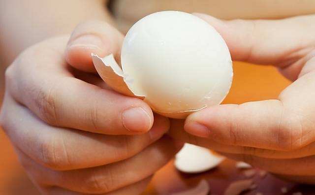Luộc trứng cho muối hay giấm v&agrave;o nước: Mẹo n&agrave;o gi&uacute;p r&oacute;c vỏ, l&ograve;ng đỏ kh&ocirc;ng bị th&acirc;m? - Ảnh 13.