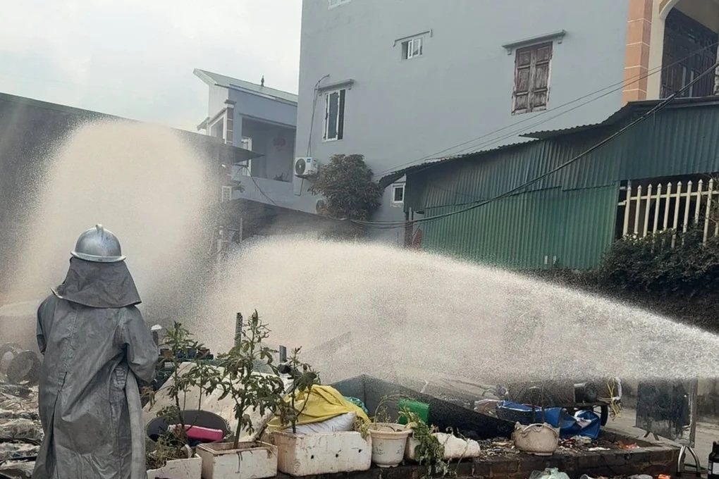 R&ograve; rỉ kh&iacute; clo ở Thường T&iacute;n khiến 40 người nhập viện cần cảnh gi&aacute;c sức khỏe - Ảnh 3.