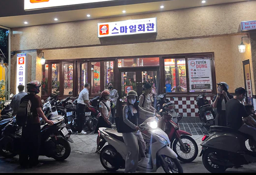 C&aacute;c qu&aacute;n nướng k&iacute;n b&agrave;n buổi tối, nhu cầu ăn uống tăng cao dịp lễ 20/10 - Ảnh 5.