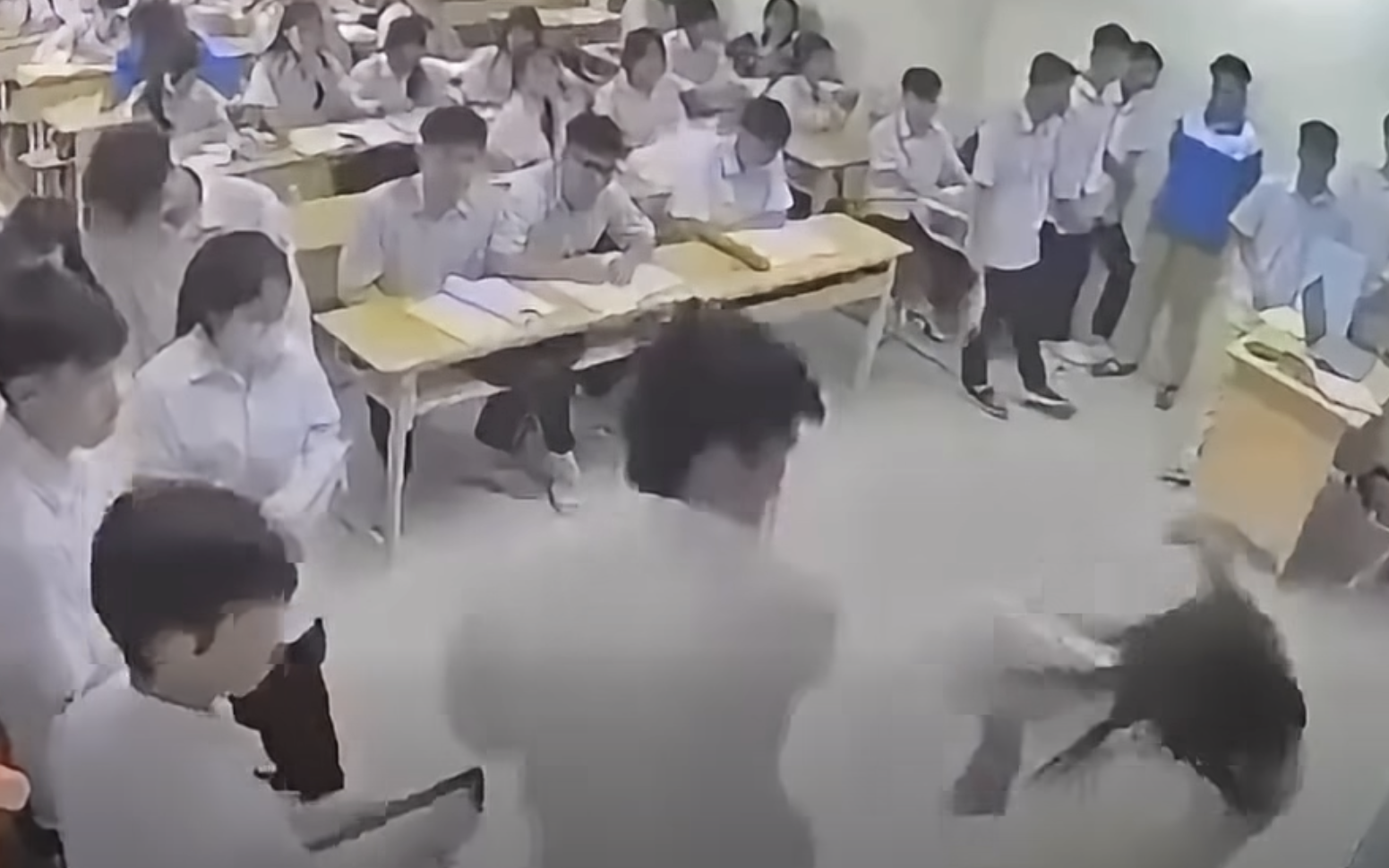 Sở GD&ĐT Hà Nội nói gì vụ nam sinh hành hung giáo viên trên bục giảng? - Ảnh 2.