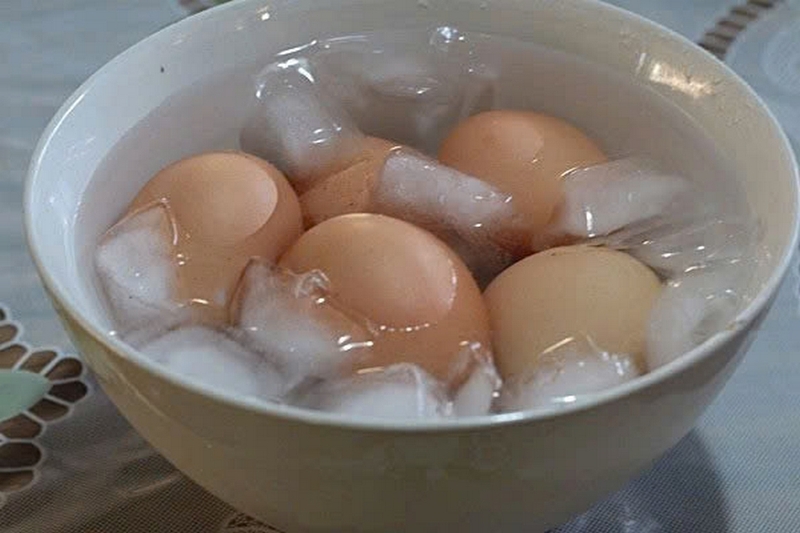 Luộc trứng cho muối hay giấm v&agrave;o nước: Mẹo n&agrave;o gi&uacute;p r&oacute;c vỏ, l&ograve;ng đỏ kh&ocirc;ng bị th&acirc;m? - Ảnh 9.