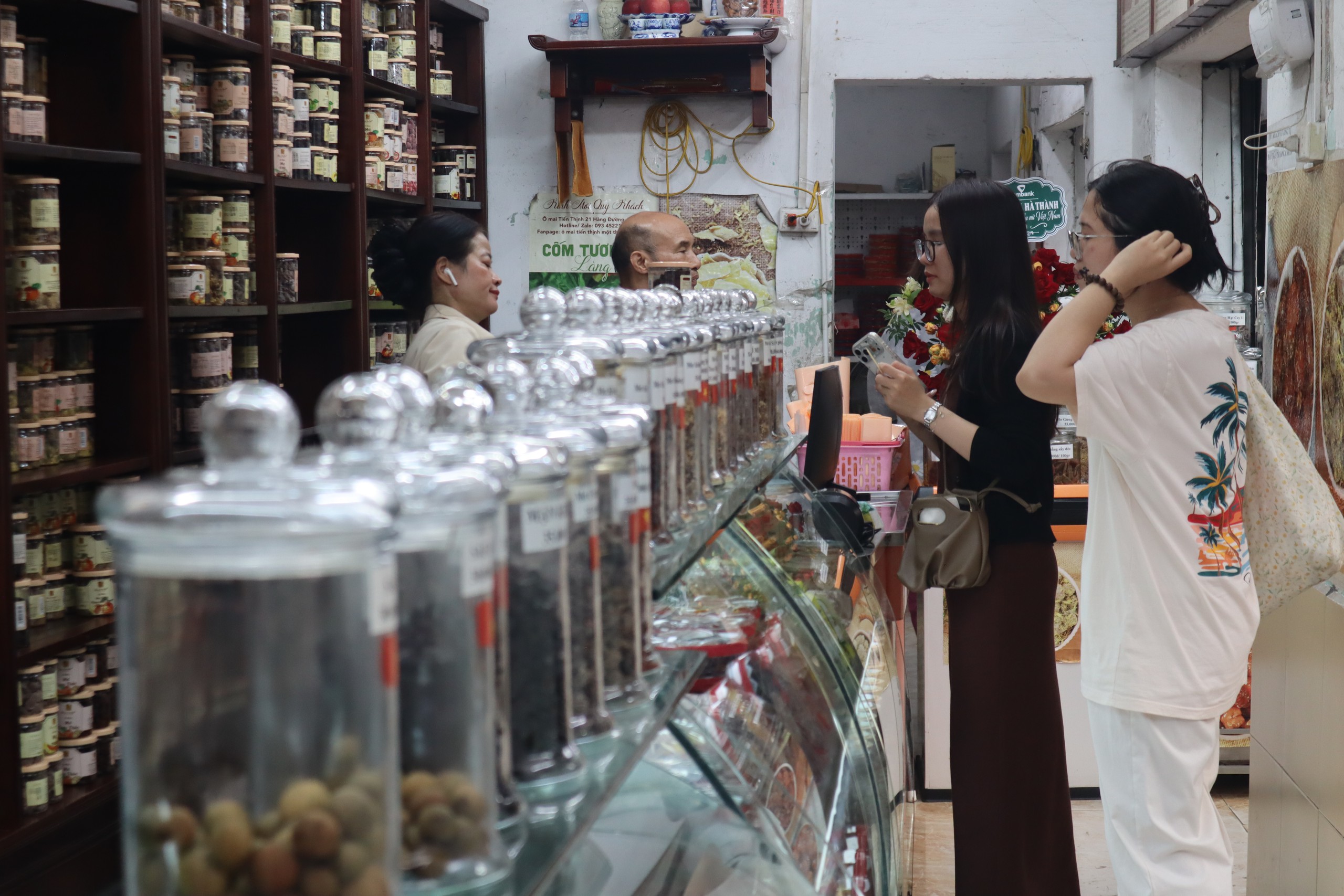 Gallery - Ô mai Hàng Đường giữ sức hút ra sao giữa thị trường đặc sản Hà Nội ngày càng đa dạng? - image 1