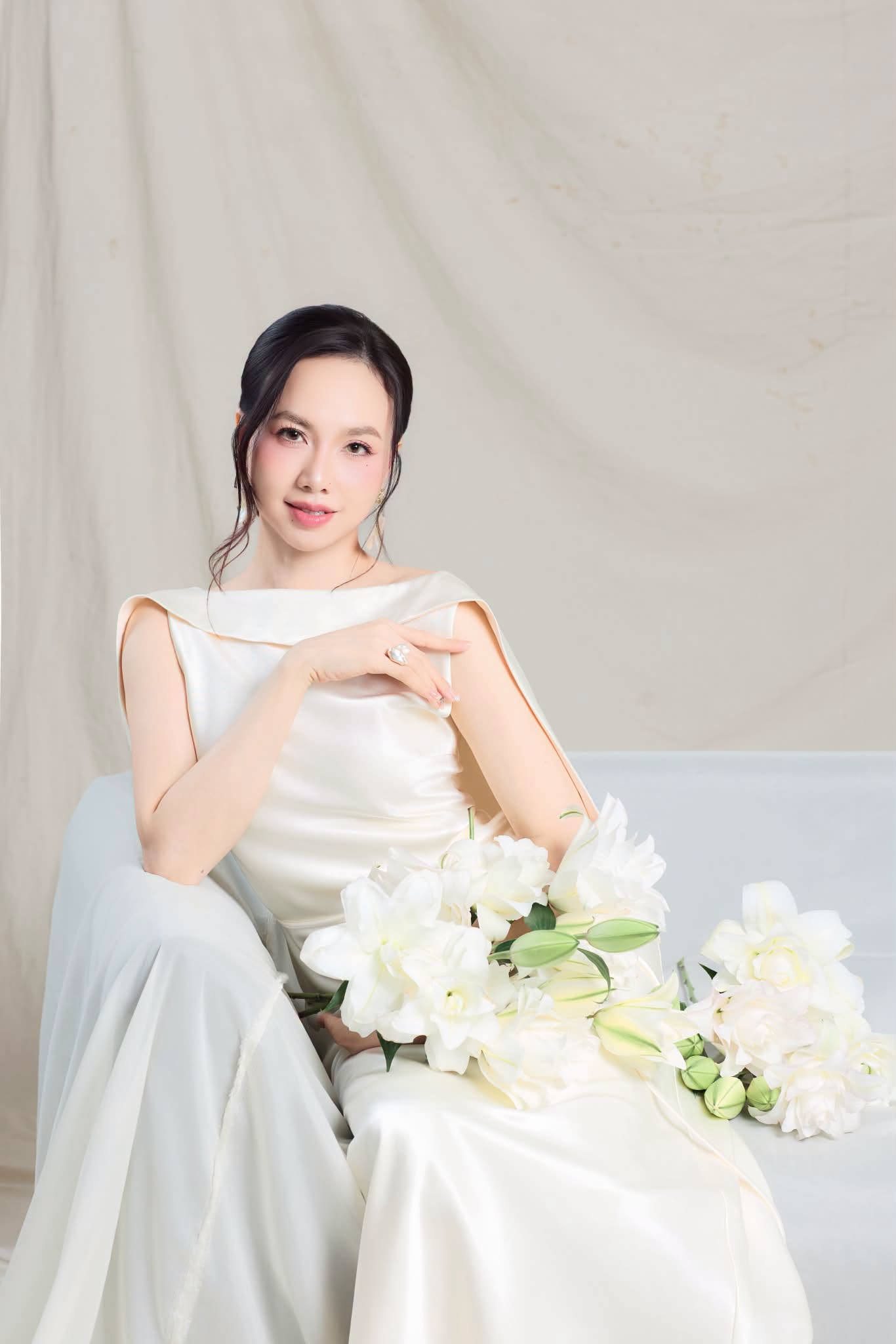 Đinh Ngọc Diệp tỏa s&aacute;ng ở tuổi 42 với phong c&aacute;ch thời trang trẻ trung - Ảnh 3.