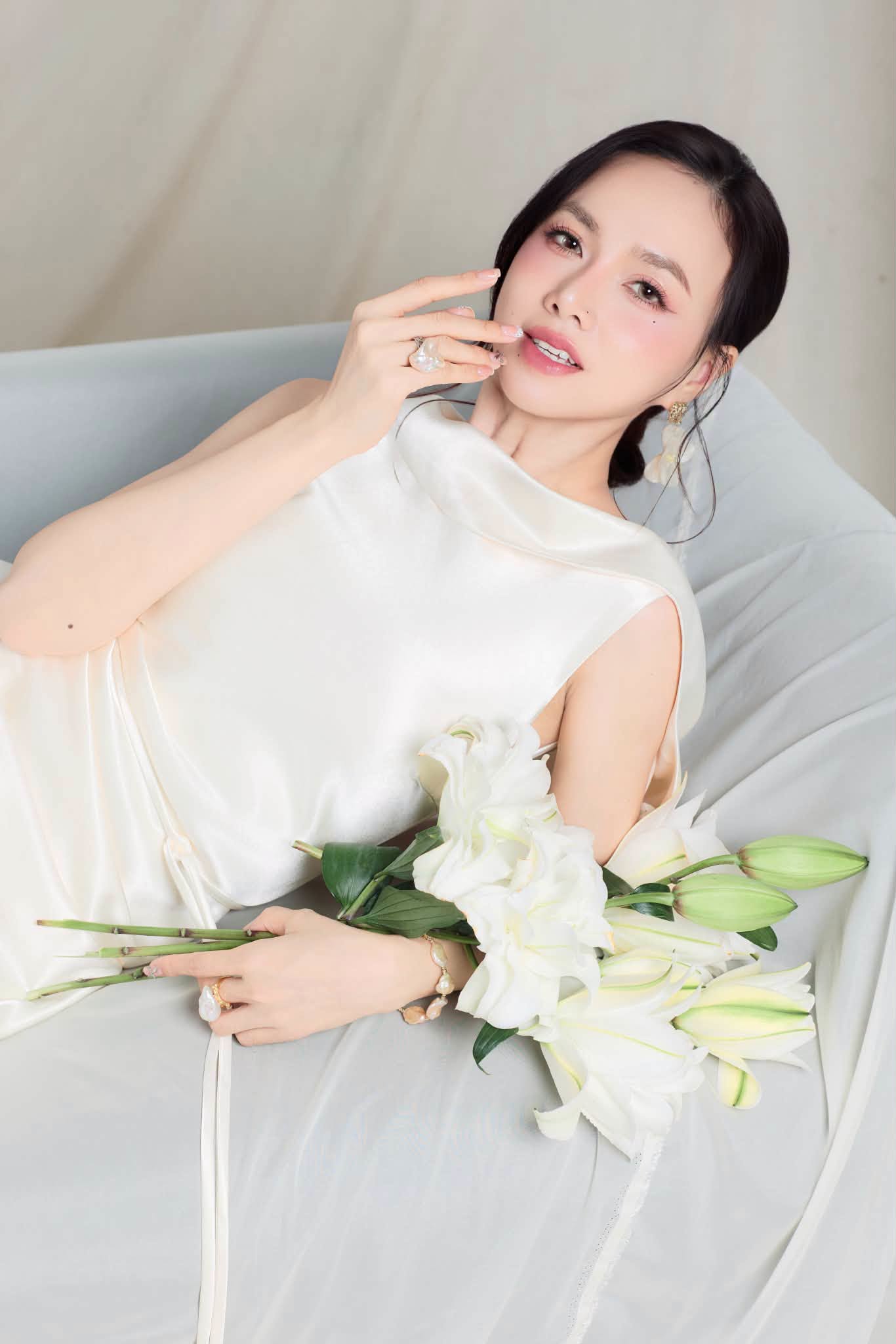 Đinh Ngọc Diệp tỏa s&aacute;ng ở tuổi 42 với phong c&aacute;ch thời trang trẻ trung - Ảnh 2.
