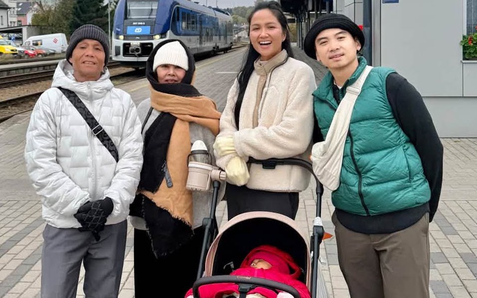 Phương Linh m&ecirc; đắm vẻ đẹp l&agrave;ng cổ Shirawakago giữa trời tuyết trắng - Ảnh 1.