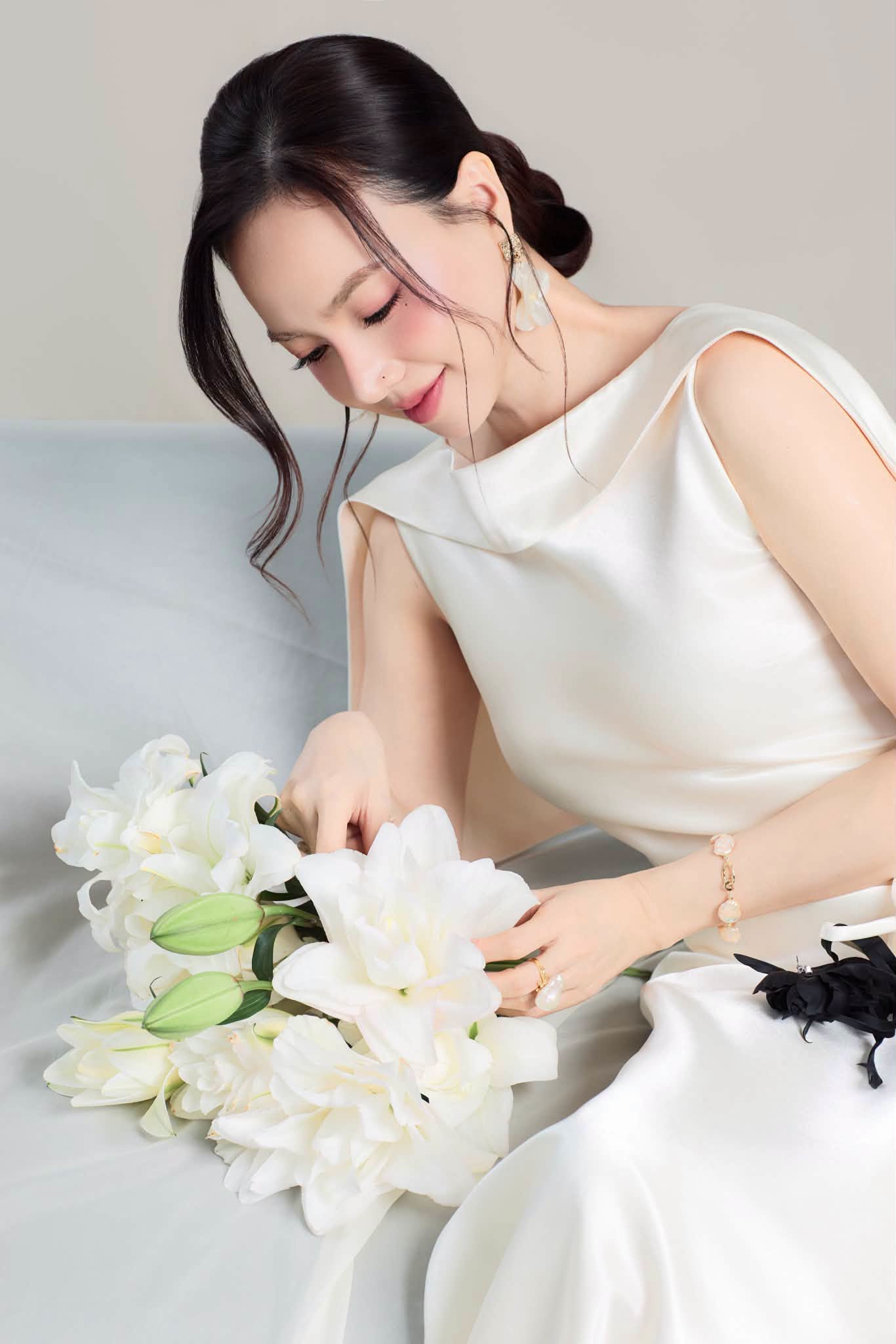 Đinh Ngọc Diệp tỏa s&aacute;ng ở tuổi 42 với phong c&aacute;ch thời trang trẻ trung - Ảnh 1.