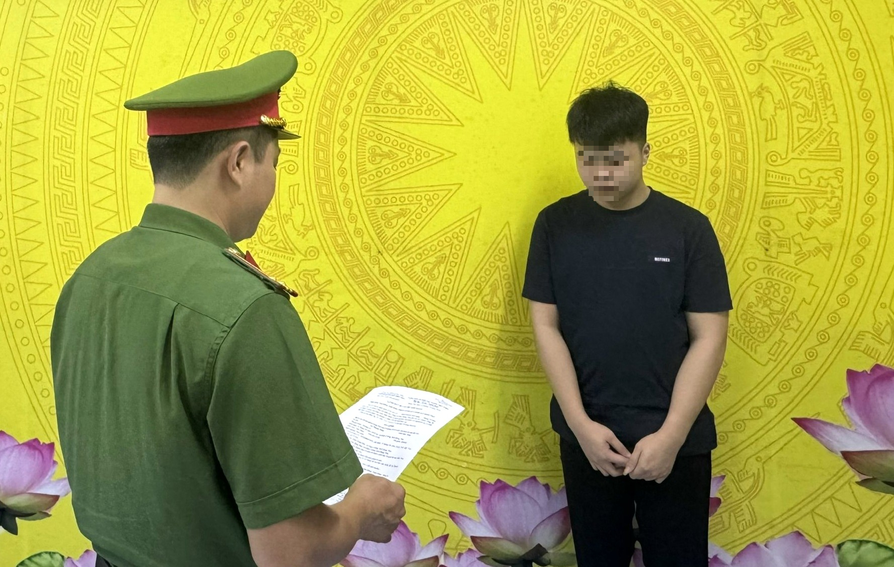 Rủ bạn g&aacute;i 15 tuổi v&agrave;o nh&agrave; nghỉ quan hệ, nam thanh ni&ecirc;n bị bắt tạm giam - Ảnh 1.