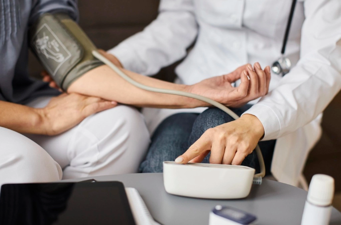 Miền Bắc chênh lệch nhiệt độ lớn trong ngày: Cách phòng ngừa sốc nhiệt và co mạch đột ngột ở người già, trẻ nhỏ 2 Thời tiết thay đổi, người mắc bệnh tim mạch cần cảnh giác biến chứng nguy hiểm - Ảnh 2.