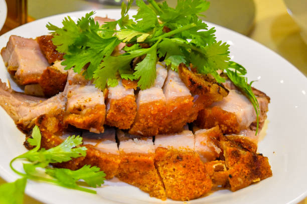 Mẹo l&agrave;m thịt ba chỉ quay bằng nồi chi&ecirc;n kh&ocirc;ng dầu: Da gi&ograve;n nổ xốp, thịt mềm mọng - Ảnh 2.
