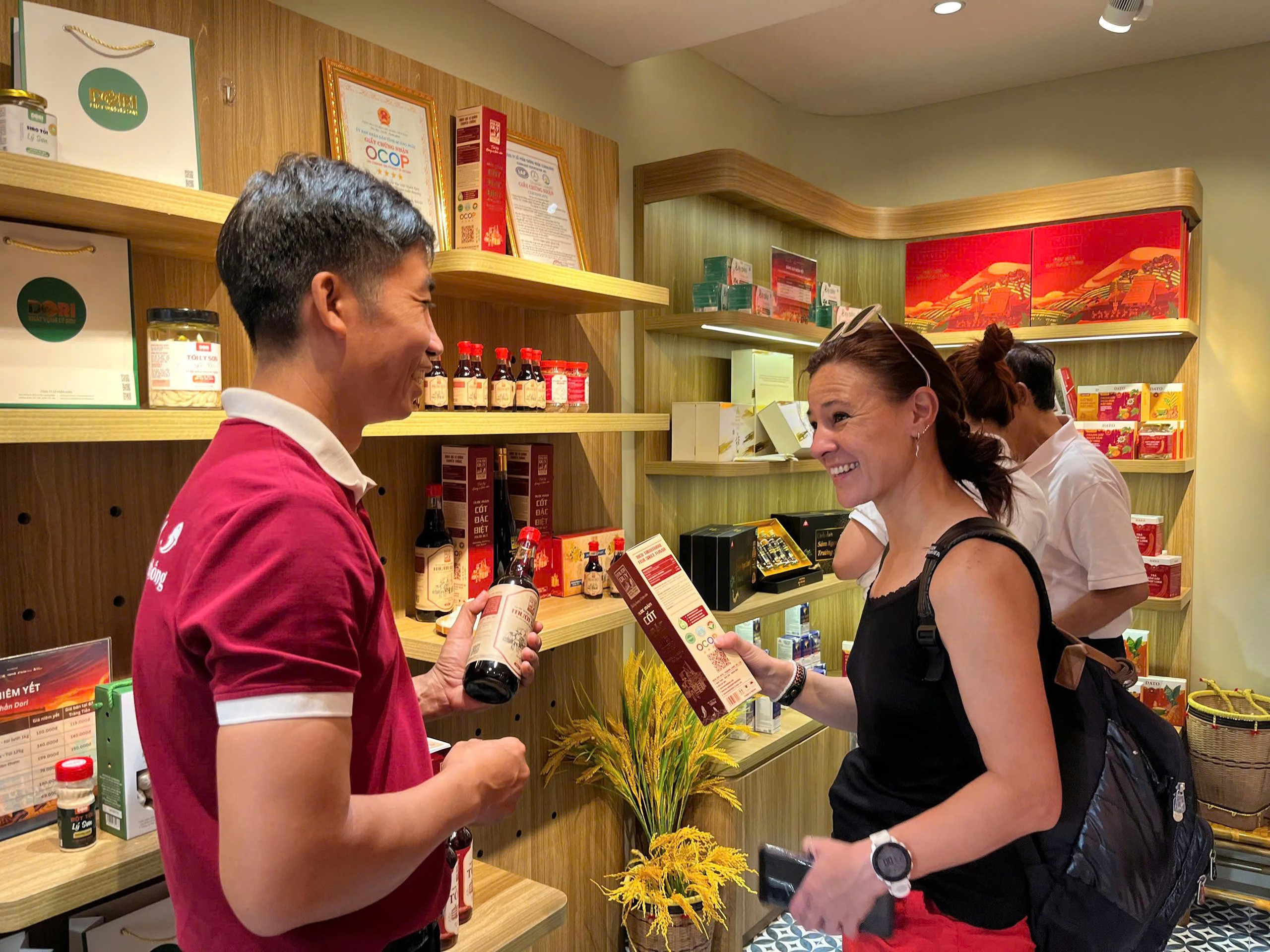 Hơn 60 đặc sản Gia Lai , Quảng Ng&atilde;i tại Sức sống h&agrave;ng Việt phục vụ người ti&ecirc;u d&ugrave;ng Thủ đ&ocirc; - Ảnh 1.