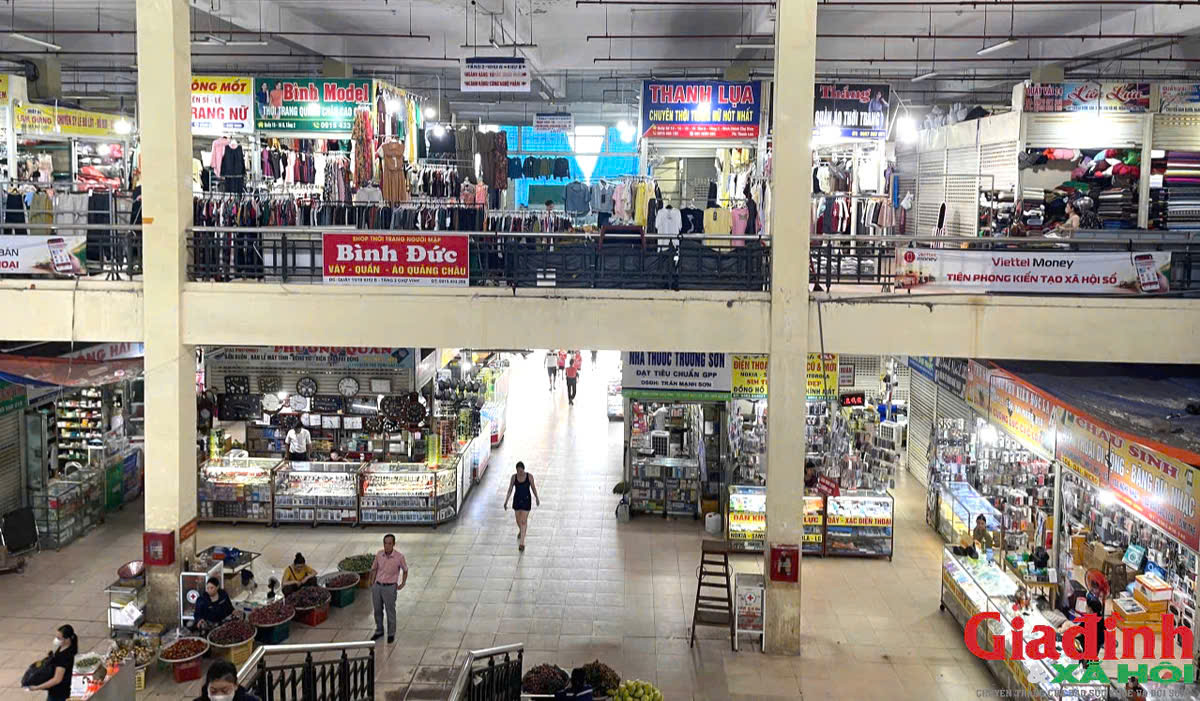 Chợ truyền thống vắng kh&aacute;ch, tiểu thương l&ecirc;n mạng t&igrave;m người mua - Ảnh 1.