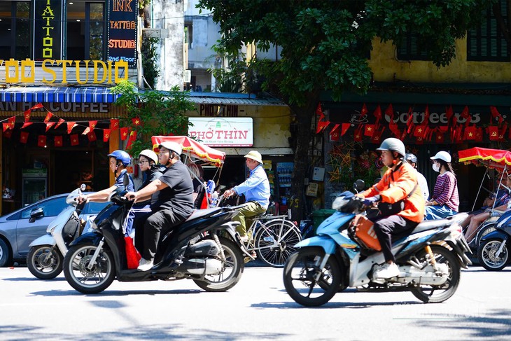 V&igrave; sao miền Bắc nắng n&oacute;ng ngột ngạt, nhiệt độ tới 35 độ C v&agrave;o cuối thu d&ugrave; xuất hiện kh&ocirc;ng kh&iacute; lạnh? - Ảnh 1.