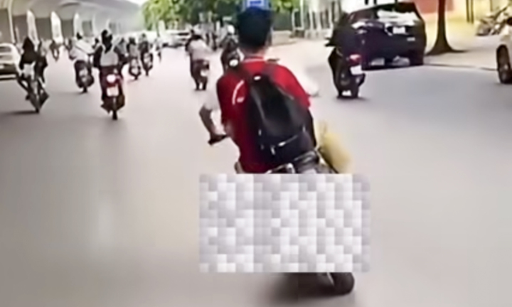 Con lạng lách, đánh võng trên xe máy điện, mẹ bị phạt 9 triệu đồng; thời tiết đầu năm 2027 sẽ ra sao? - Ảnh 2.