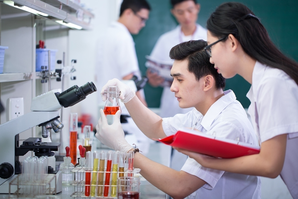 Con lạng lách, đánh võng trên xe máy điện, mẹ bị phạt 9 triệu đồng; thời tiết đầu năm 2027 sẽ ra sao? - Ảnh 5.