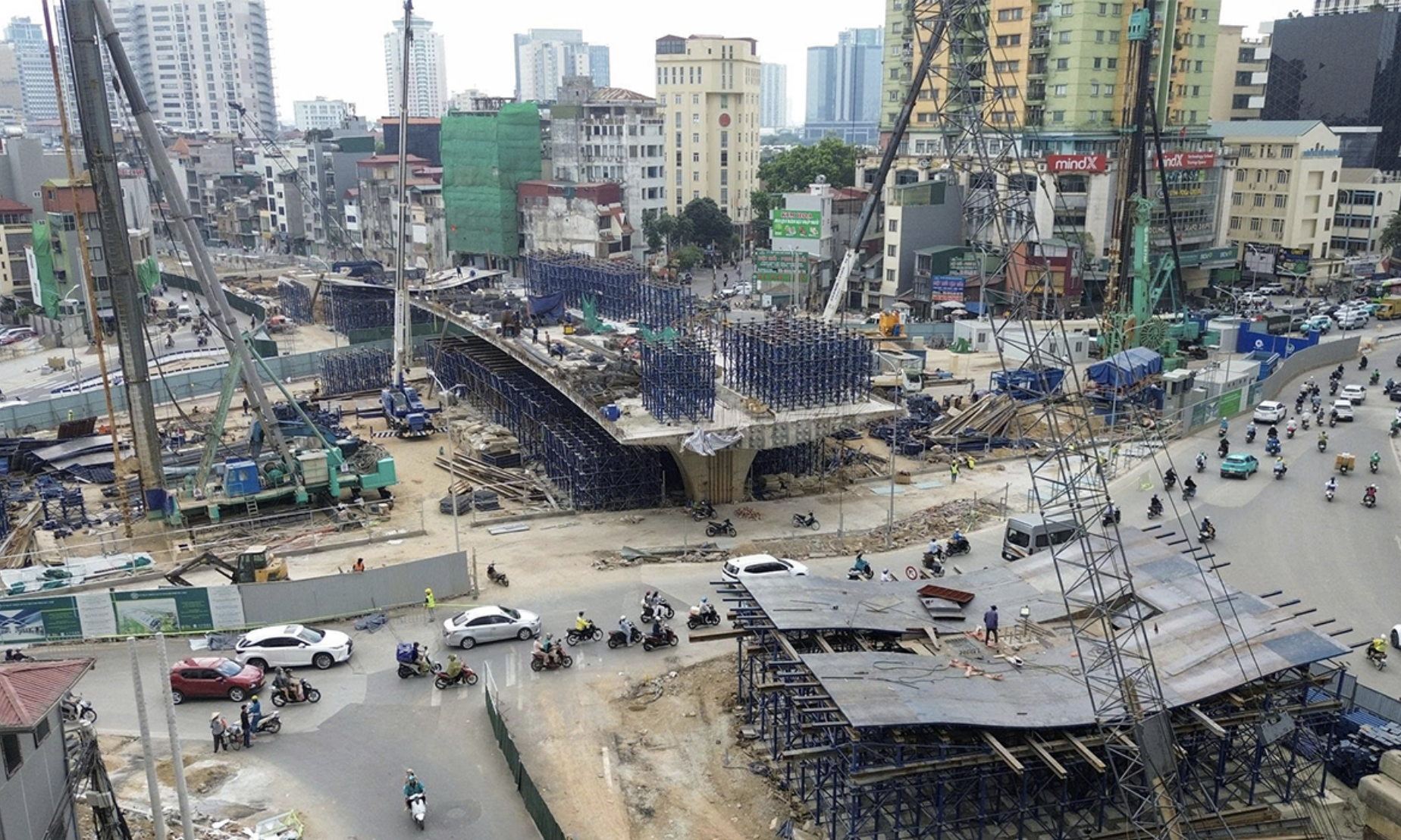 Tăng tốc thi c&ocirc;ng hai cầu vượt trọng điểm tr&ecirc;n V&agrave;nh đai 1 H&agrave; Nội - Ảnh 1.