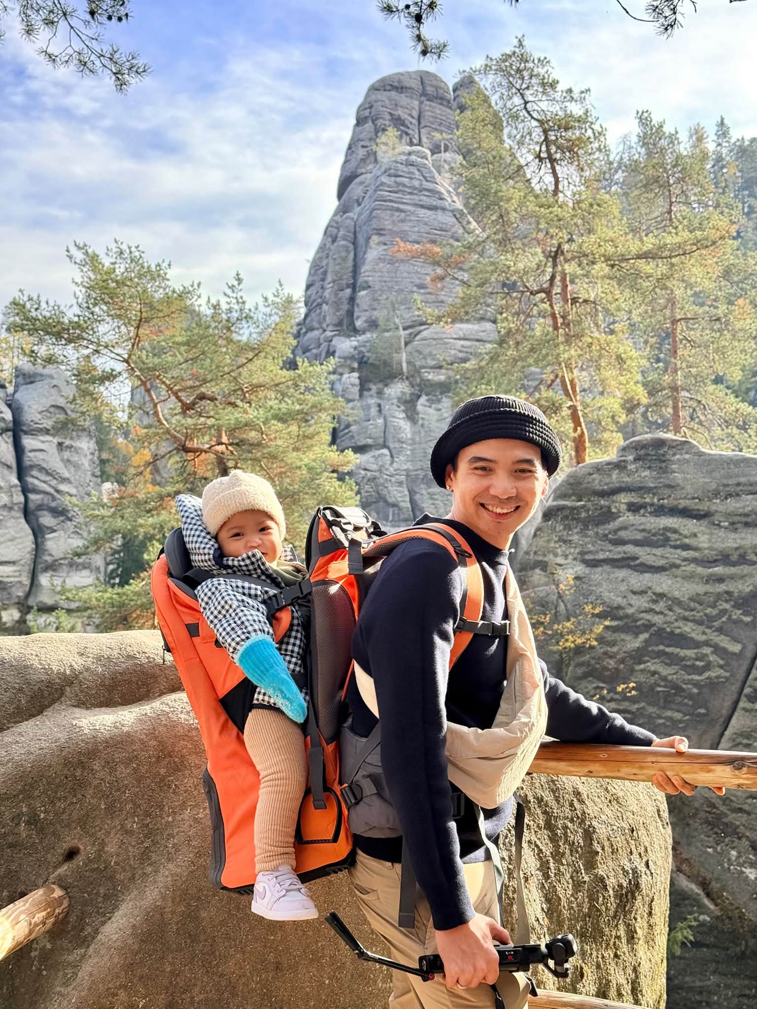 Gia đình H'Hen Niê khám phá công viên địa chất Adršpach , lần đầu chạm tay vào tuyết - Ảnh 8.