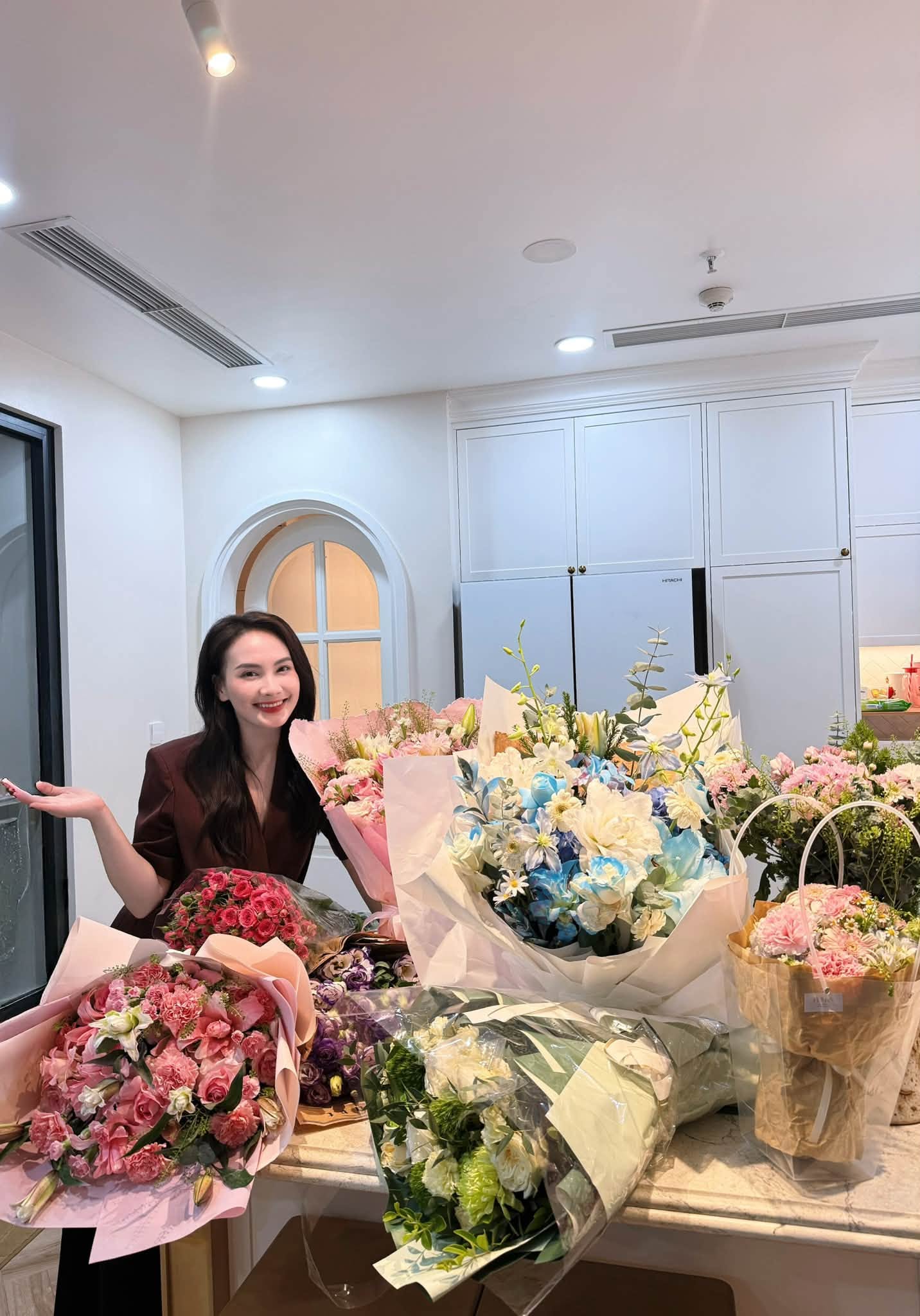 Bảo Thanh xinh đẹp đ&oacute;n tuổi mới , Đăng Kh&ocirc;i tri &acirc;n 20 năm ca h&aacute;t - Ảnh 1.