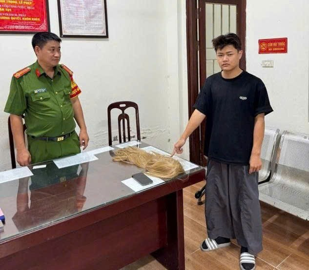 Danh t&iacute;nh nam thanh ni&ecirc;n giả g&aacute;i, chuốc rượu nạn nh&acirc;n tại homestay ở H&agrave; Nội để trộm Iphone - Ảnh 1.
