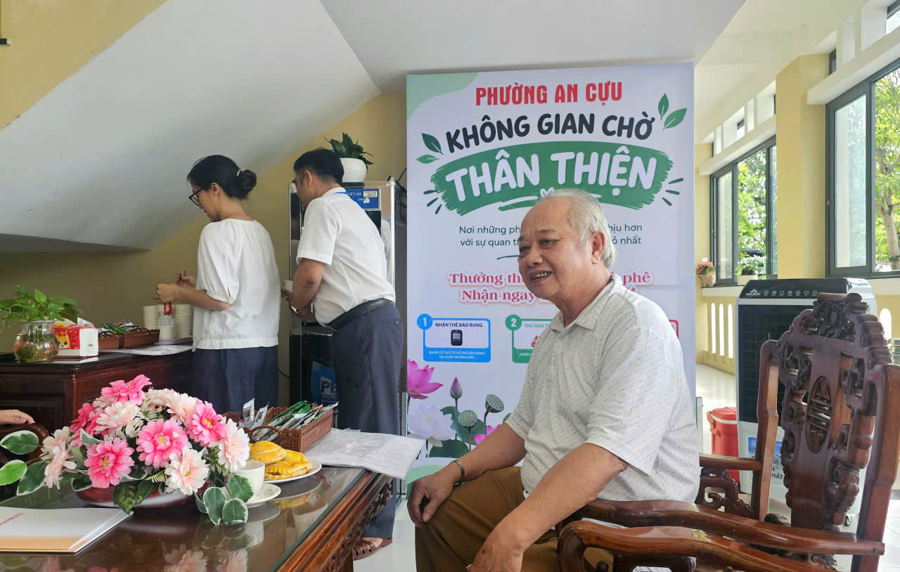 Phường ở Huế có không gian chờ đặc biệt, người dân đến làm thủ tục được mời cà phê miễn phí - Ảnh 2.